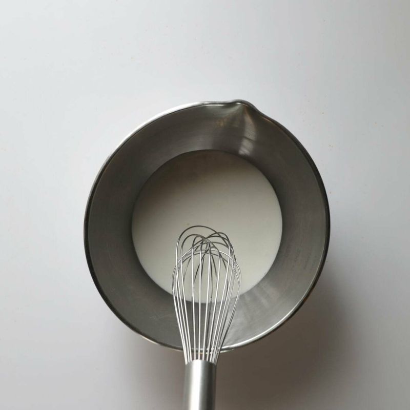 생크림을 볼에 넣고 살짝 되직할 정도로 휘핑한 뒤 냉장고에 넣어두세요.