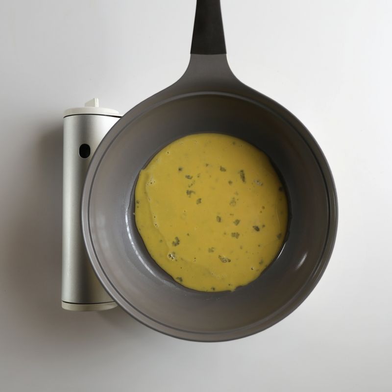 달군 팬에 식용유를 두르고 달걀을 넣어 앞뒤로 노릇하게 익혀주세요.