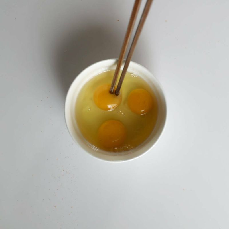 달걀을 볼에 넣어 골고루 풀어주세요.