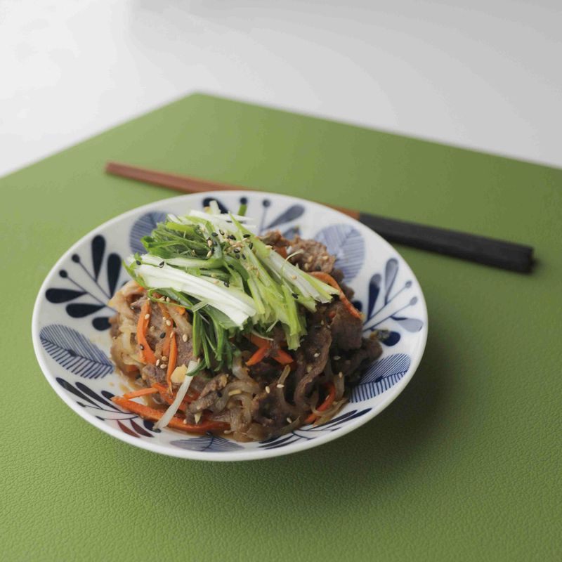 볶은 불고기 위에 채 썬 대파를 올려서 맛있게 즐겨보세요!