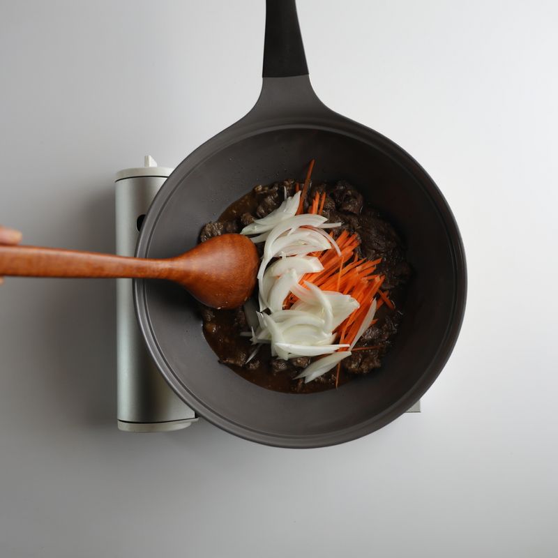 양파, 당근을 넣고 당근이 익을 때까지 2분 정도 볶아주세요.