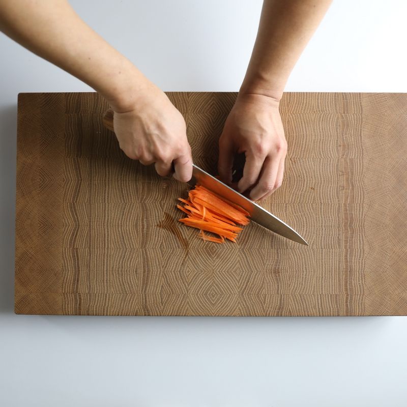 양파, 당근은 채 썰고 대파는 길이 7~8cm, 두께 0.5cm 크기로 채 썰어주세요.