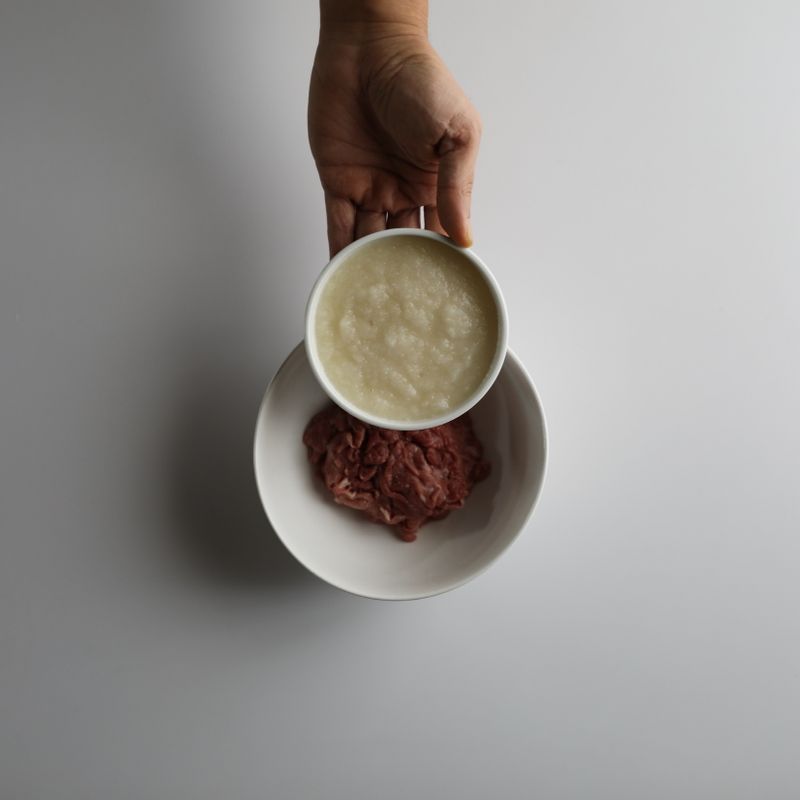 배는 껍질을 벗기고 믹서에 곱게 간 뒤 소고기에 넣어주세요.
*Tip. 혹시 배가 없다면 배 음료 80g을 넣어주세요.