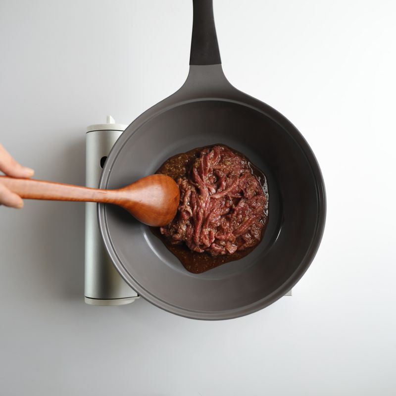 순서 4에 올리고당, 후추, 설탕, 마늘, 맛술을 넣고 잘 버무린 뒤 냉장고에서 30분 정도 숙성시키고 꺼내 기름을 두르지 않은 팬에 넣고 센불로 5분 정도 볶아주세요.
*Tip. 센불에서 빠르게 익히는 게 중요하고 너무 자주 뒤섞지 않는 게 좋아요!