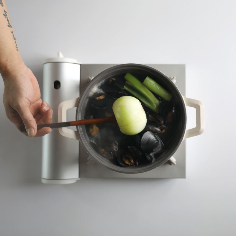 양파가 말랑말랑해질 때까지 5분 정도 더 끓인 뒤 양파와 대파를 건져내주세요.
*Tip. 오래 끓여서 물이 줄어들면 250ml 정도 더 넣어주세요.