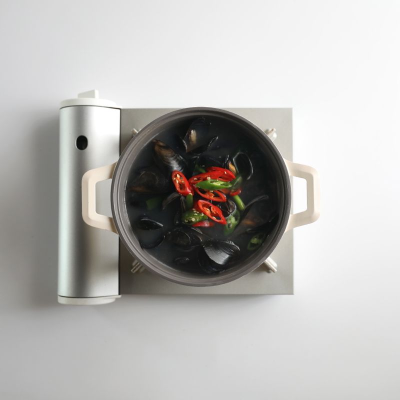 마늘, 맛술, 후추를 넣고 1분 정도 끓인 뒤 불을 끄고 청양고추, 홍고추를 넣으면 완성이예요.