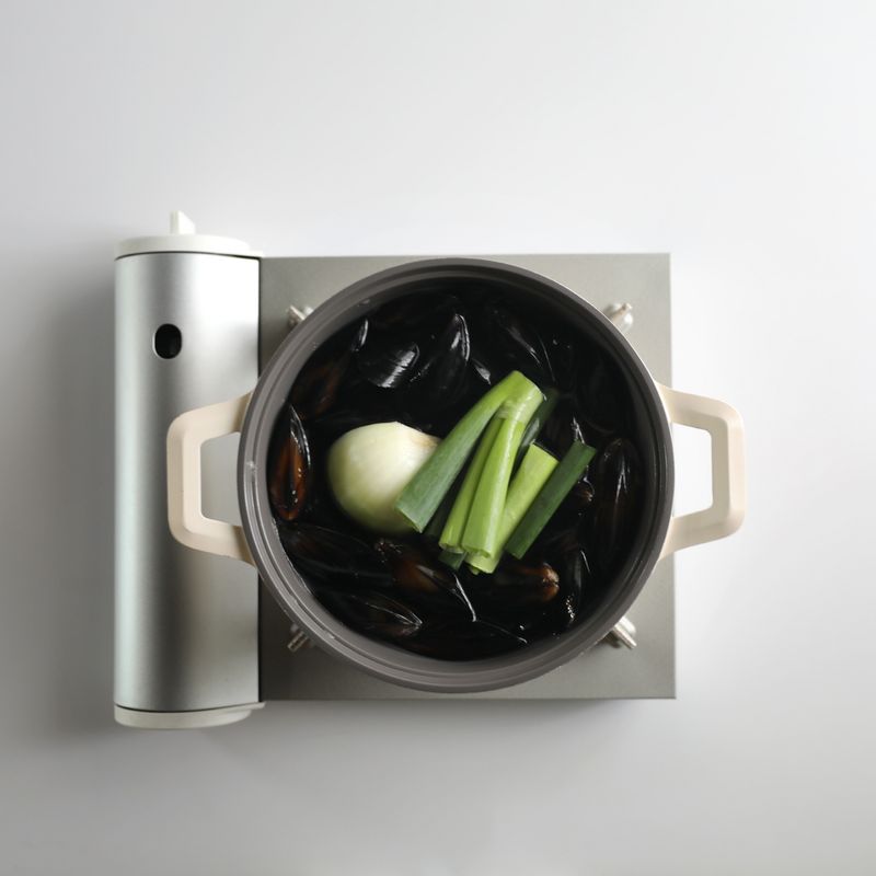 냄비에 홍합, 양파, 대파, 물을 넣고 5분 정도 끓인다. 거품이 생기면 걷어내주세요.