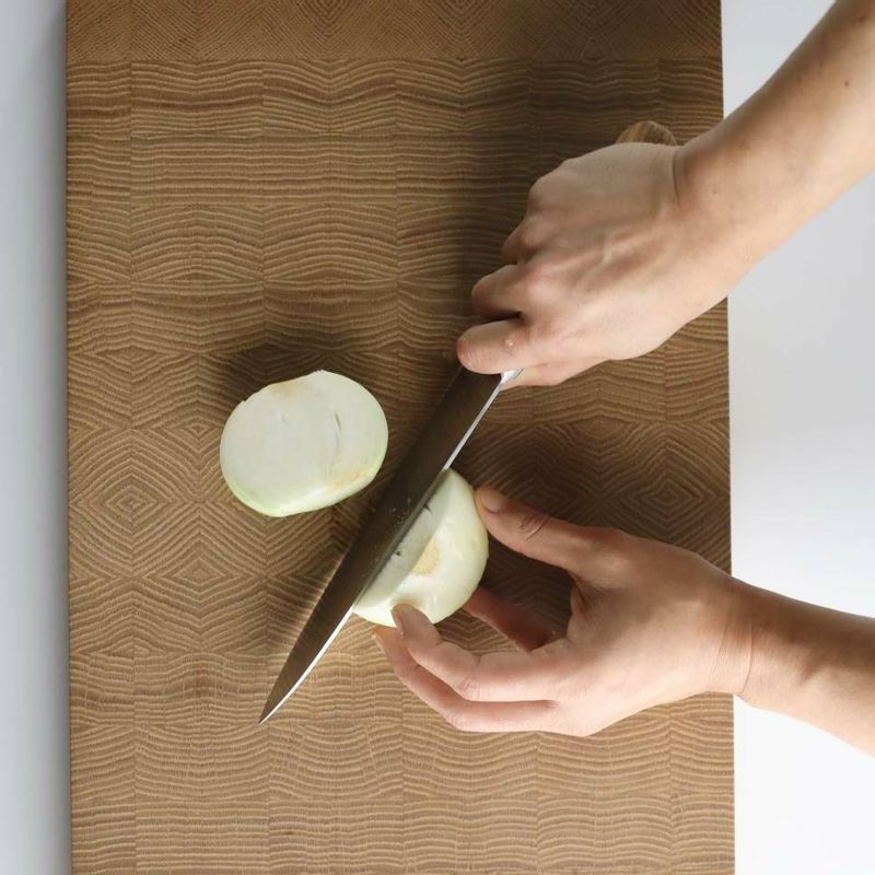 양파는 반으로 자르고 대파는 6cm 크기로 썰어주세요.