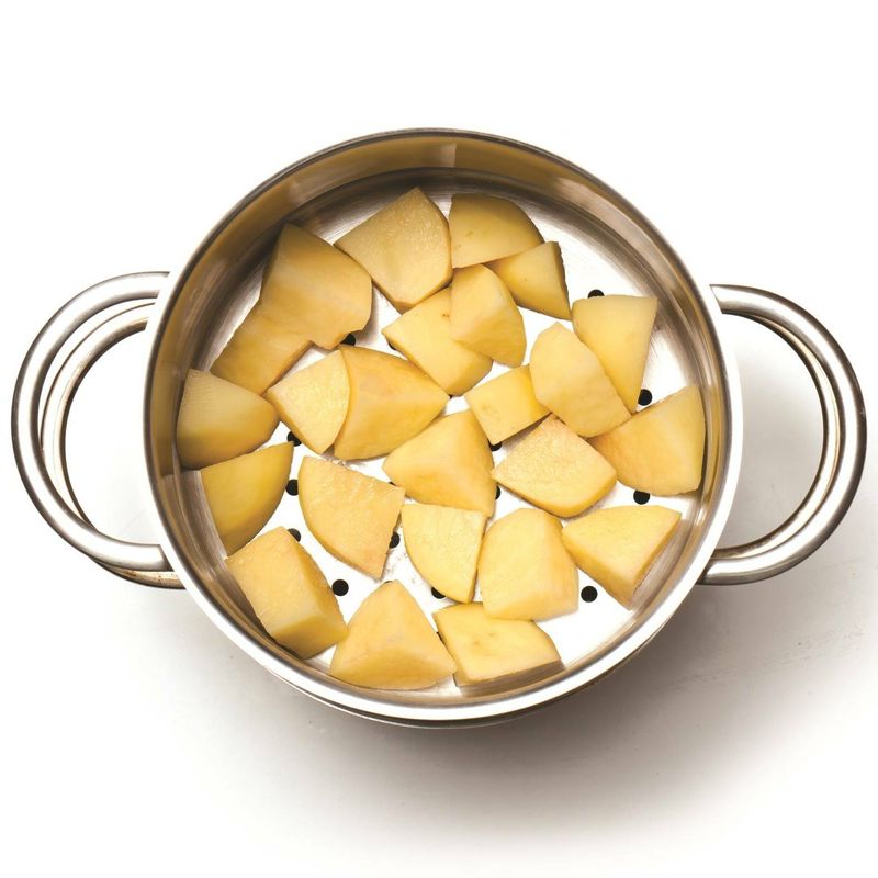 감자는 깨끗이 씻어 껍질을 벗기고 깍둑썰기하여 찜기에 쪄주세요.