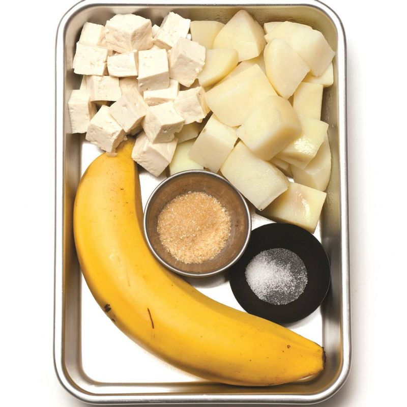 감자 스무디을 위한 재료 이미지로 감자,바나나,두부,소금, 설탕 등으로 구성 되어있습니다.