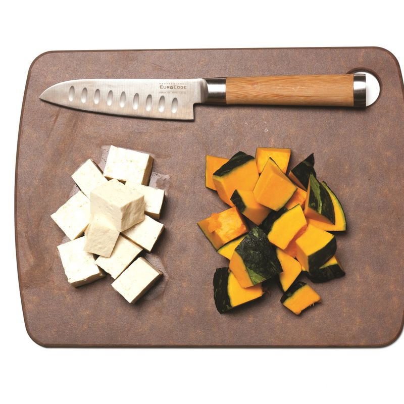 단호박은 깨끗이 씻어 껍질째 큼직하게 썰고, 두부도 한입 크기로 썰어주세요.