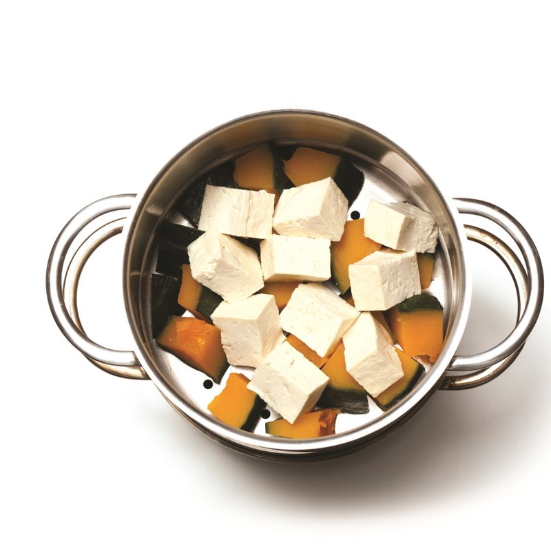 단호박을 김이 오른 찜통에 넣고 15분간 쪄주세요. 단호박이 부드러워지면 두부를 넣고 5분간 더 쪄줍니다.