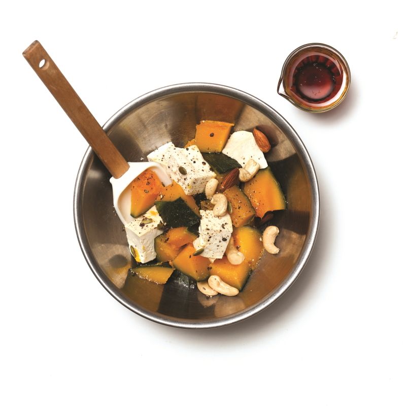 순서 2를 견과류와 섞어준 후, 메이플시럽, 소금, 후춧가루를 뿌려 버무리면 완성이예요.