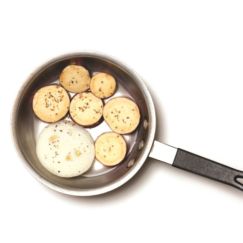 구운 고구마치즈샐러드을 위한 재료 이미지로 밤고구마,양파,허브가루,카망베르 치즈 등으로 구성 되어있습니다.