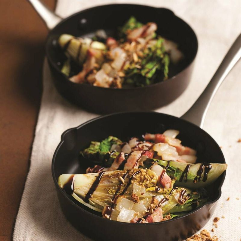 그릇에 로메인상추를 담고 양파, 베이컨을 골고루 올린 후 발사믹크림과 그래놀라를 뿌려 내면 완성이예요.