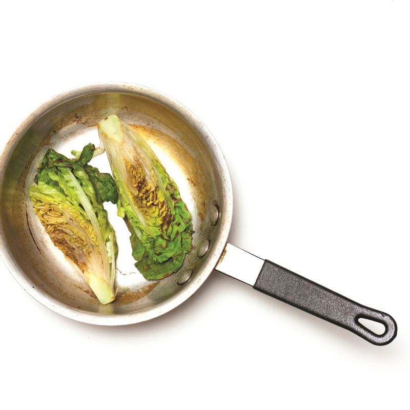 달군 프라이팬에 로메인상추를 넣고 앞뒤로 노릇하게 구워주세요.
*Tip. 기름을 두르지 않고 마른 팬에 그대로 구워줍니다!