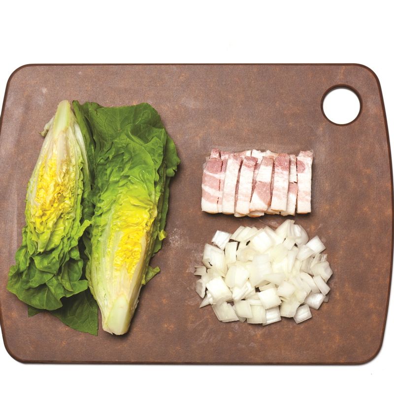 로메인상추는 깨끗이 씻어 물기를 제거하고 통째로 웨지 모양으로 썰어주세요. 양파는 굵게 다지고, 베이컨도 먹기 좋게 다져줍니다.
