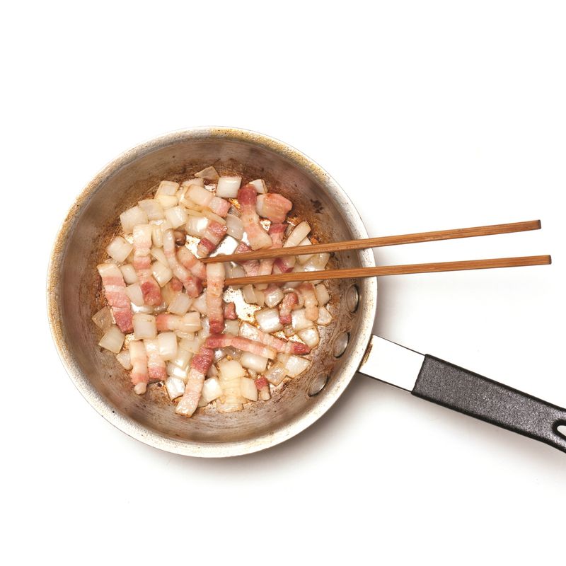 양파, 베이컨을 볶아주세요.