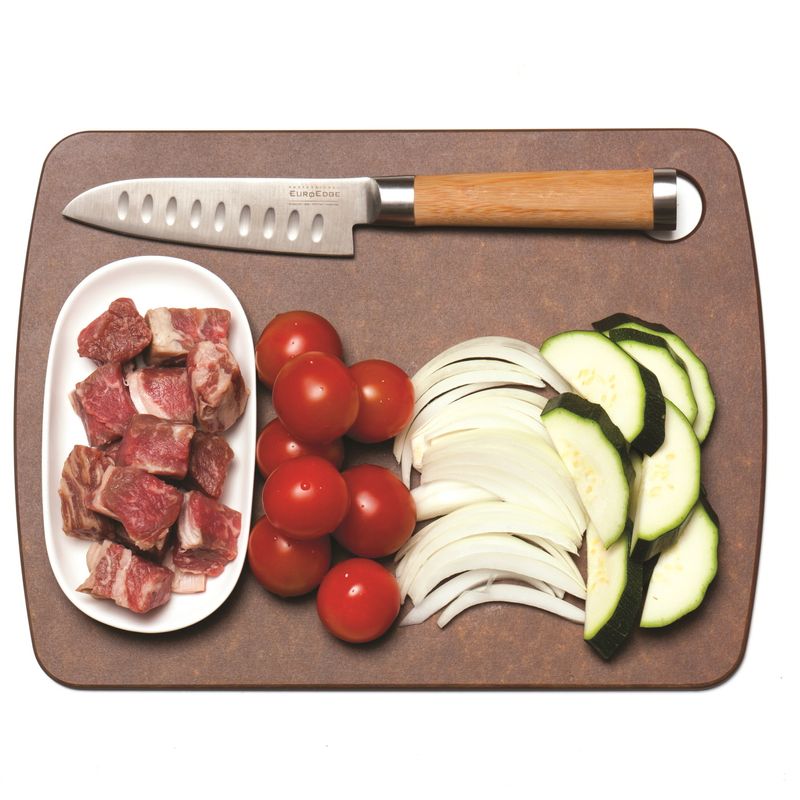 소고기는 키친타월에 올려 핏물을 뺀 후 한입 크기로 썰고 방울토마토는 꼭지를 떼어내주세요. 양파는 도톰하게 채를 썰고 주키니호박도 어슷하게 썰어줍니다.