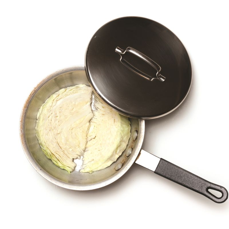 구운 양배추샐러드을 위한 재료 이미지로 양배추,실파,베이컨,가다랑어포 등으로 구성 되어있습니다.