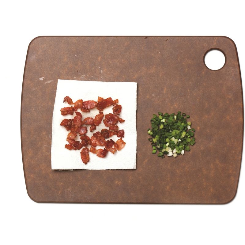 실파는 송송 썰고 베이컨은 잘게 썬 뒤 팬에 바삭하게 굽고 키친타월에 올려 기름기를 제거해주세요.
*Tip. 베이컨을 키친타월에 올려 전자레인지에 3분간 돌린
후 식혀 부수어주면 바삭한 베이컨칩이 됩니다!