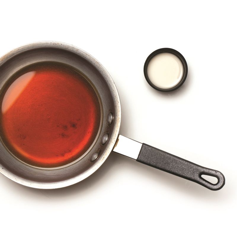 전분물을 제외한 드레싱 재료를 프라이팬에 넣고 설탕을 녹여가며 약한 불에 5분 정도 끓이다 바글바글 끓기 시작하면 전분물로 농도를 주고 불을 꺼주세요.
*Tip. 전분물은 전분:물의 비율을 1:1로 잘 개어줍니다