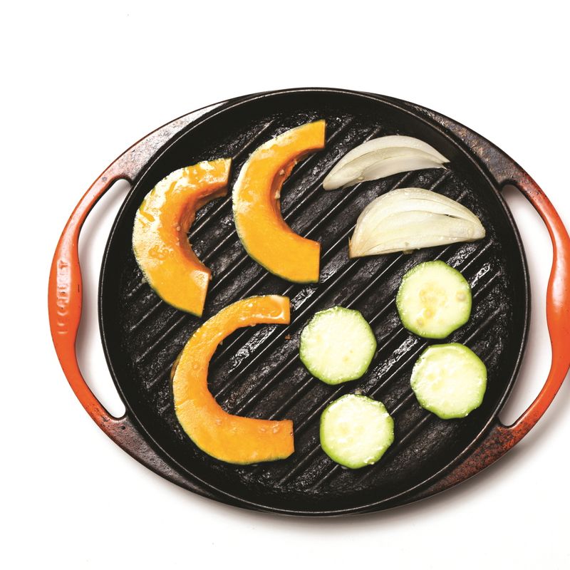 달군 그릴팬에 채소를 올리고 굵은 후춧가루를 살짝 뿌려 구워주세요.