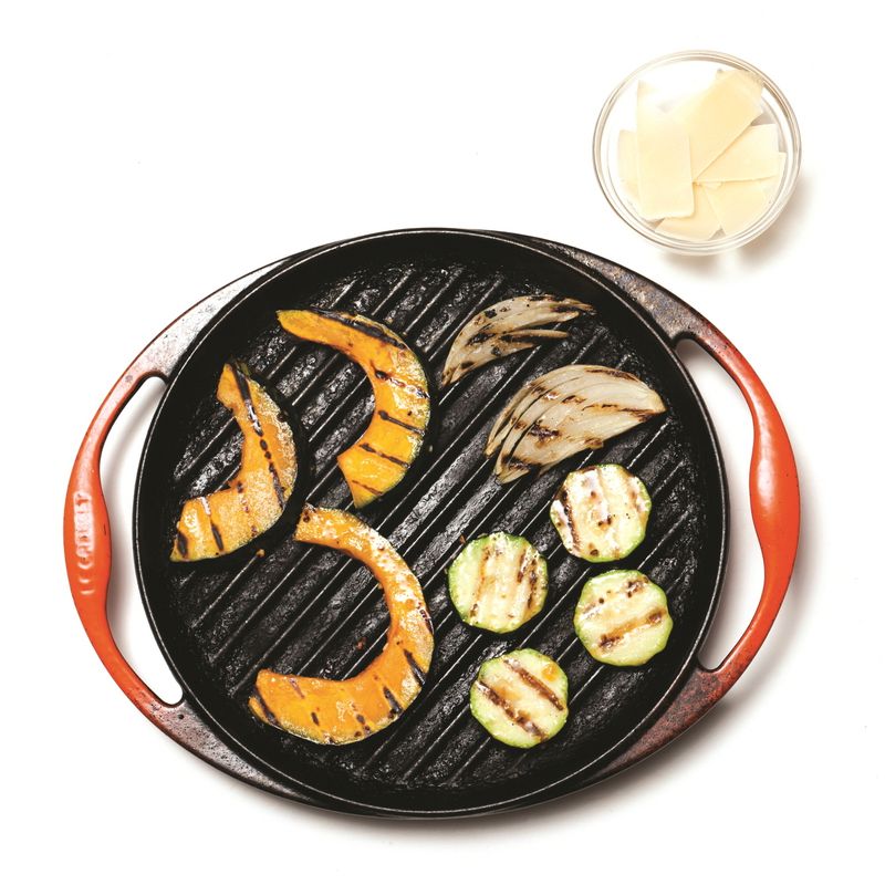 채소가 앞뒤로 잘 구워지면 파르메산치즈를 필러로 넓게 잘라 뿌리고 루꼴라를 곁들여 내주세요.
*Tip. 루꼴라 대신 다른 쌈채소를 먹기 좋게 손질해 곁들여
도 좋아요!