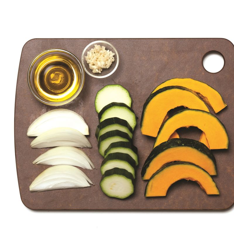 그릴드단호박치즈샐러드을 위한 재료 이미지로 단호박,주키니호박,양파,루꼴라,올리브유 등으로 구성 되어있습니다.