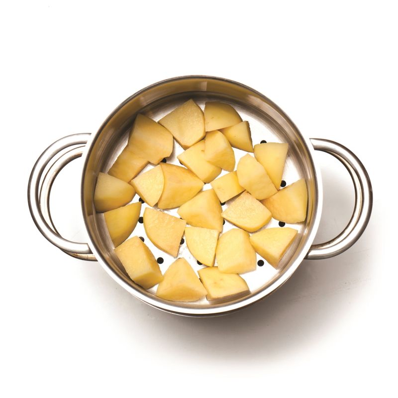 감자는 김이 오른 찜통에 넣어 15분간 쪄주세요.
*Tip. 끓는 물에 소금을 약간 넣어 부드럽게 익을 때까지 삶
아도 좋습니다.