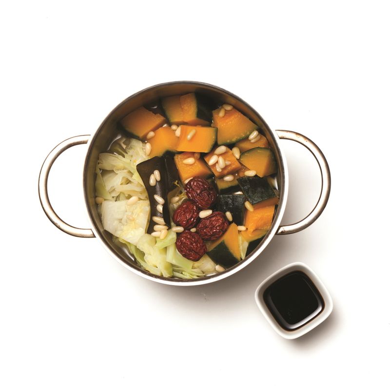 단호박이 익으면 간장, 잣을 넣고 약한 불에서 졸여주세요.