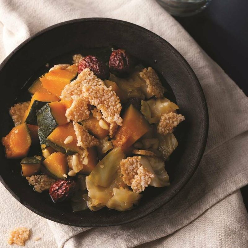 완성된 단호박조림에 누룽지를 곁들여 맛있게 즐겨보세요!