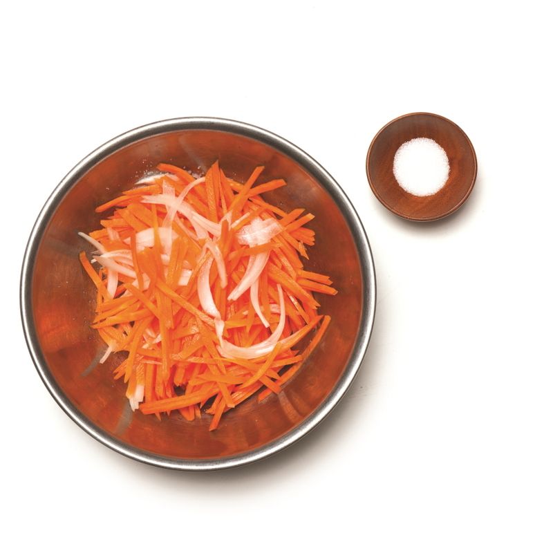 당근건과일절임샐러드을 위한 재료 이미지로 당근,양파,소금,건포도,건크랜베리 등으로 구성 되어있습니다.