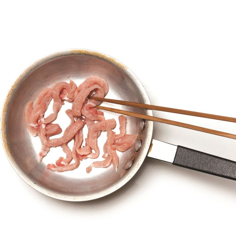돼지고기는 달군 프라이팬에 중간 불로 타지 않게 볶아주세요.
