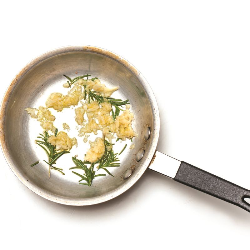 달군 프라이팬에 올리브유를 두른 후 다진 마늘과 로즈마리를 넣고 약한 불에서 향을 내주세요.
*Tip. 로즈마리가 없으면 생략하고 닭고기를 볶을 때 허브
가루를 뿌려주세요.