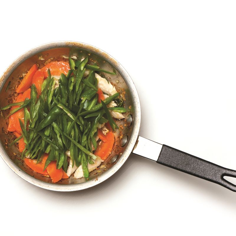 향이 나면 중간 불에 닭안심, 당근을 넣고 볶다가 닭이 노릇하게 익으면 오이고추를 넣고 살짝 볶아주세요. 소금과 후춧가루로 간을 맞춰주세요.