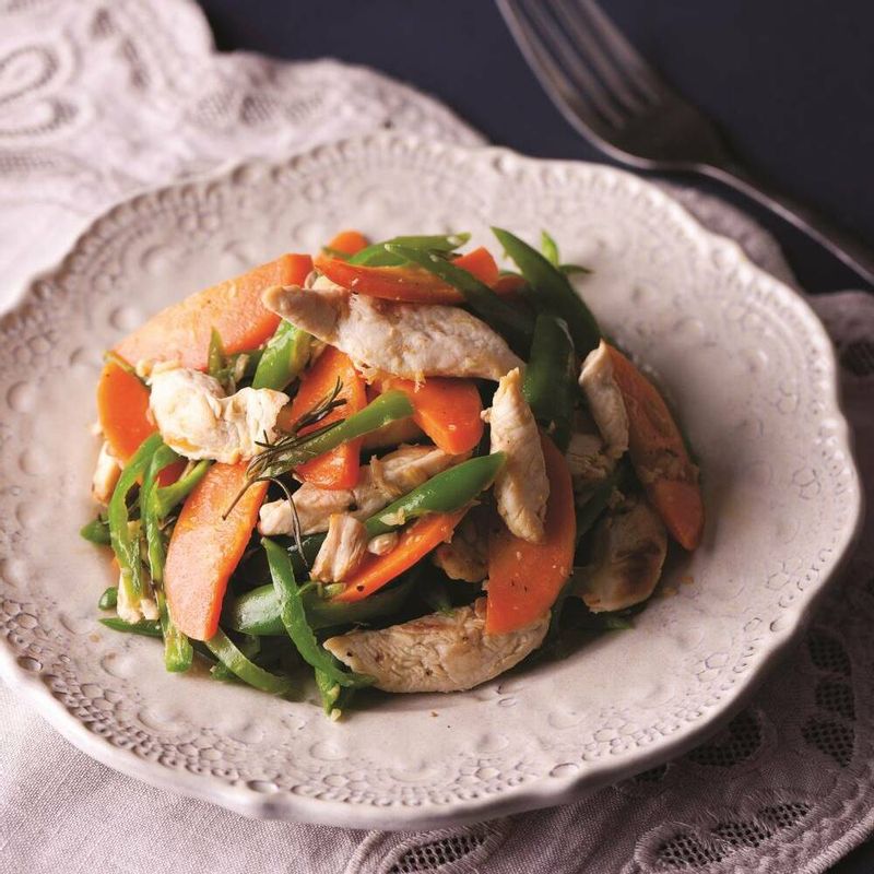 접시에 담아 맛있게 즐기세요.