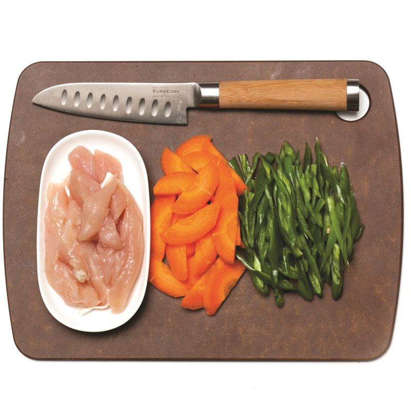 당근은 반으로 잘라 0.3cm 폭으로 어슷하게 썰고 오이고추도 0.3cm 폭으로 어슷하게 썰어주세요. 닭안심은 3등분한 후 길쭉하게 썰어주세요.