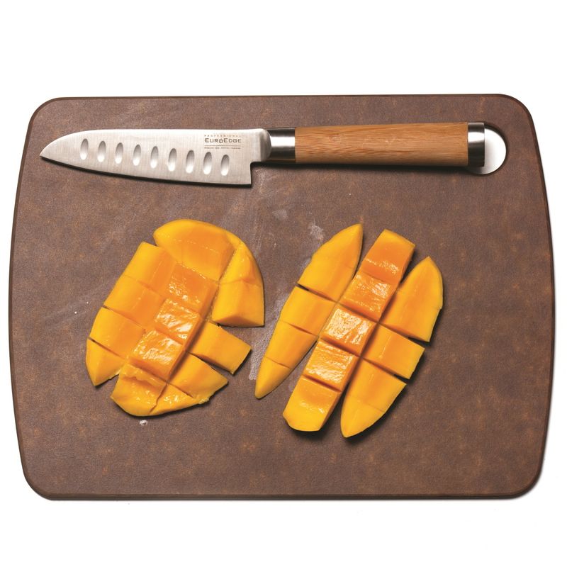 망고는 씨와 껍질을 제거하고 과육만 발라내 사용해주세요.
*Tip. 망고 손질하기
망고에는 넓적하고 단단한 씨가 들어있고 과육이 물러서 손질이 쉽지 않아요. 망고 꼭지 있는 부분에 칼을 넣어 씨 위쪽으로 긁어내듯 칼집을 끝까지 밀어 잘라줍니다. 씨를 발라낸 후 바둑판 모양으로 칼집을 내주고 숟가락으로 떠 내거나 칼로 살살 저며 껍질을 분리합니다.