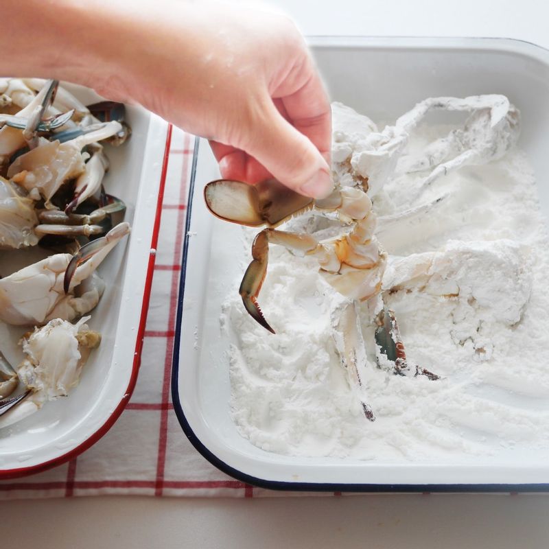 손질한 꽃게에 녹말을 고루 묻혀주세요.