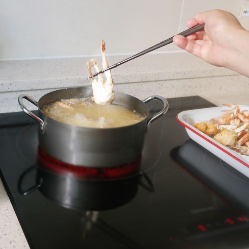 기름 온도를 180도로 올려 꽃게를 속까지 익도록 튀겨주세요. 더 바삭한 식감을 내려면 꽃게를 한 번 더 튀겨 기름을 빼주세요.