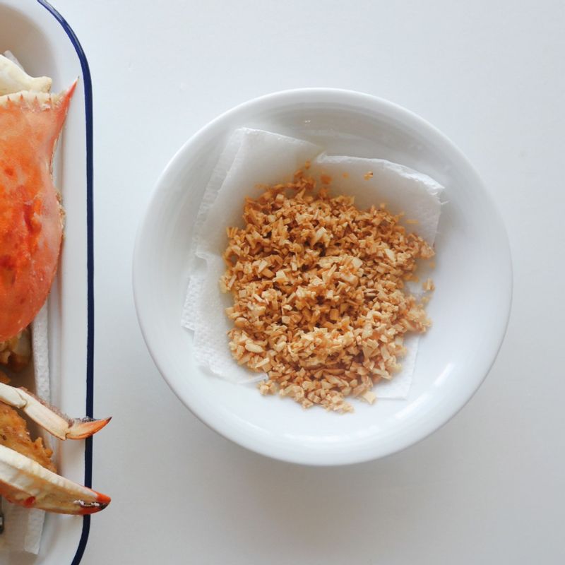 깊은 팬에 기름을 넉넉히 두르고 기름 온도를 160도로 올린 후 다진 마늘을 노릇하게 튀겨 건져주세요.