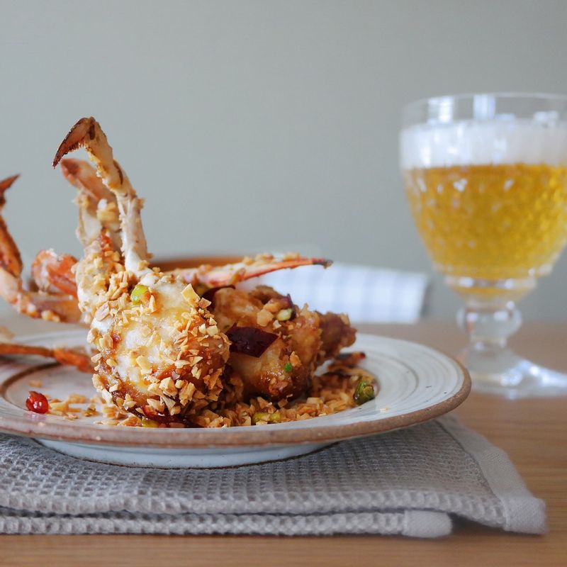 그릇에 담고 튀긴 마늘을 뿌려냅니다.