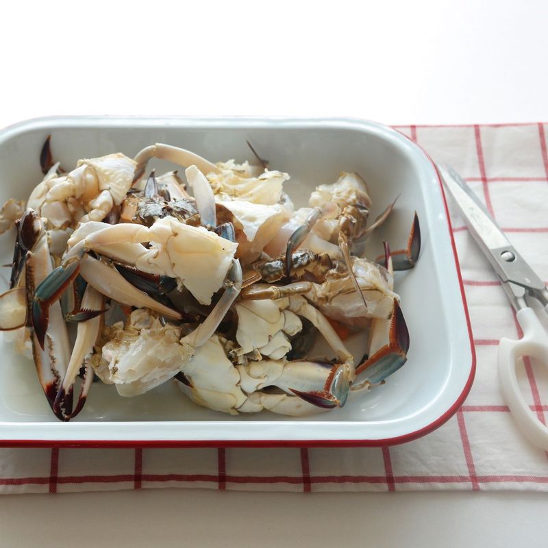 배부분의 삼각딱지와 등껍질을 분리하고 모래집, 아가미를 제거한 후 먹기 좋은 크기로 잘라주세요.