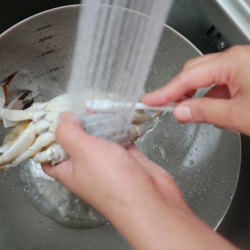 꽃게를 솔로 문질러 흐르는 물에 씻어주세요.