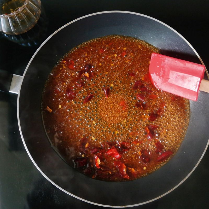 팬에 소스 재료를 모두 넣고 끓여주세요.