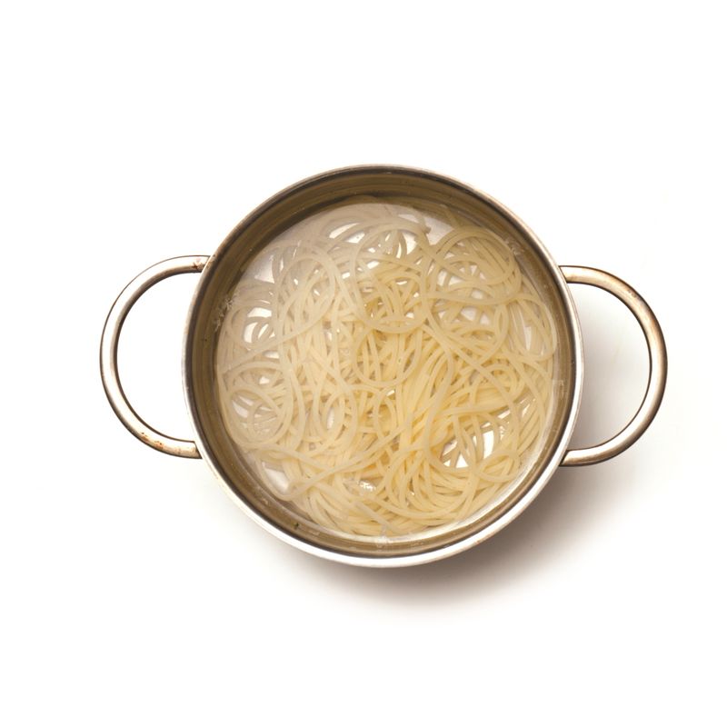 끓는 물에 소금을 약간 넣고 파스타면을 8~9분 삶은 후 건져 물기를 빼주세요.