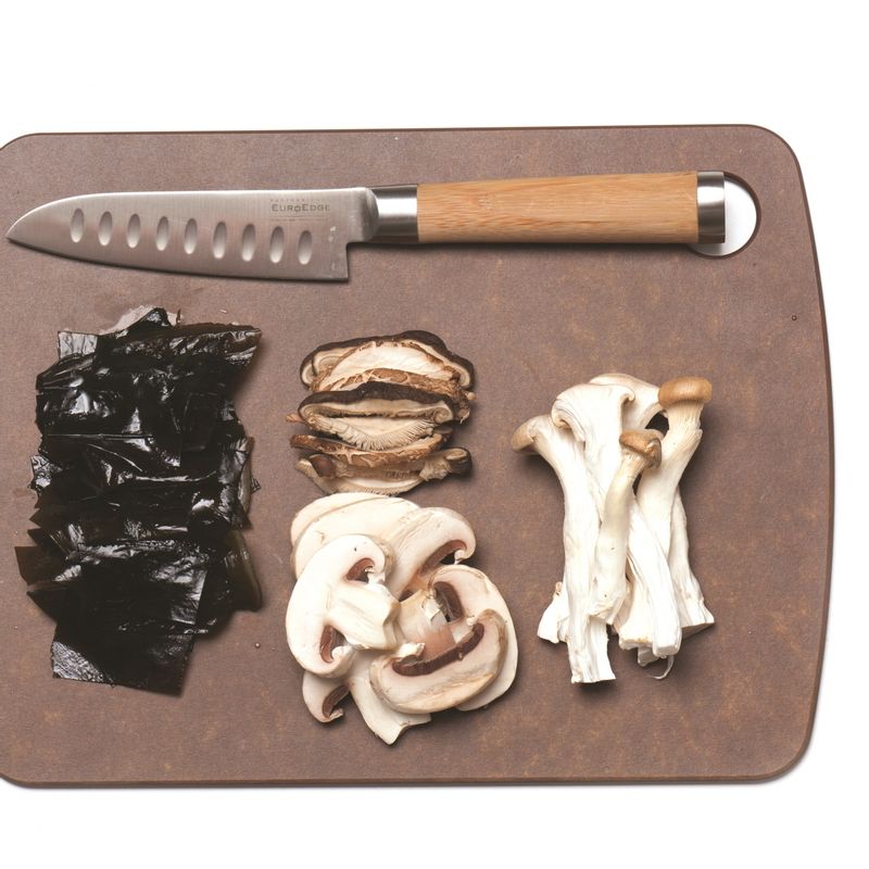 물미역을 찬물에 여러 번 헹군 후 한입 크기로 썰고 버섯도 한입 크기로 썰어주세요.