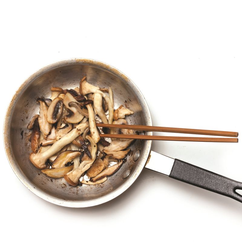 달군 프라이팬에 버섯을 넣고 볶아줍니다.