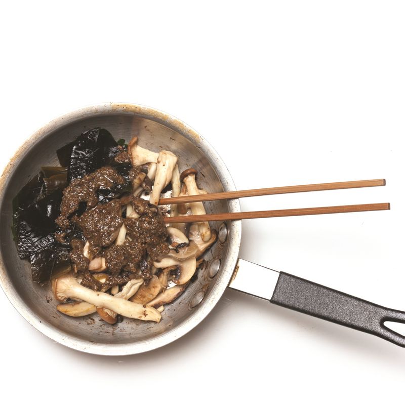 버섯이 노릇해지면 드레싱 재료와 미역을 넣고 가볍게 볶아주세요.